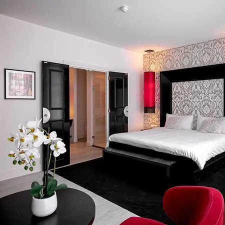 Le Theatre 4*